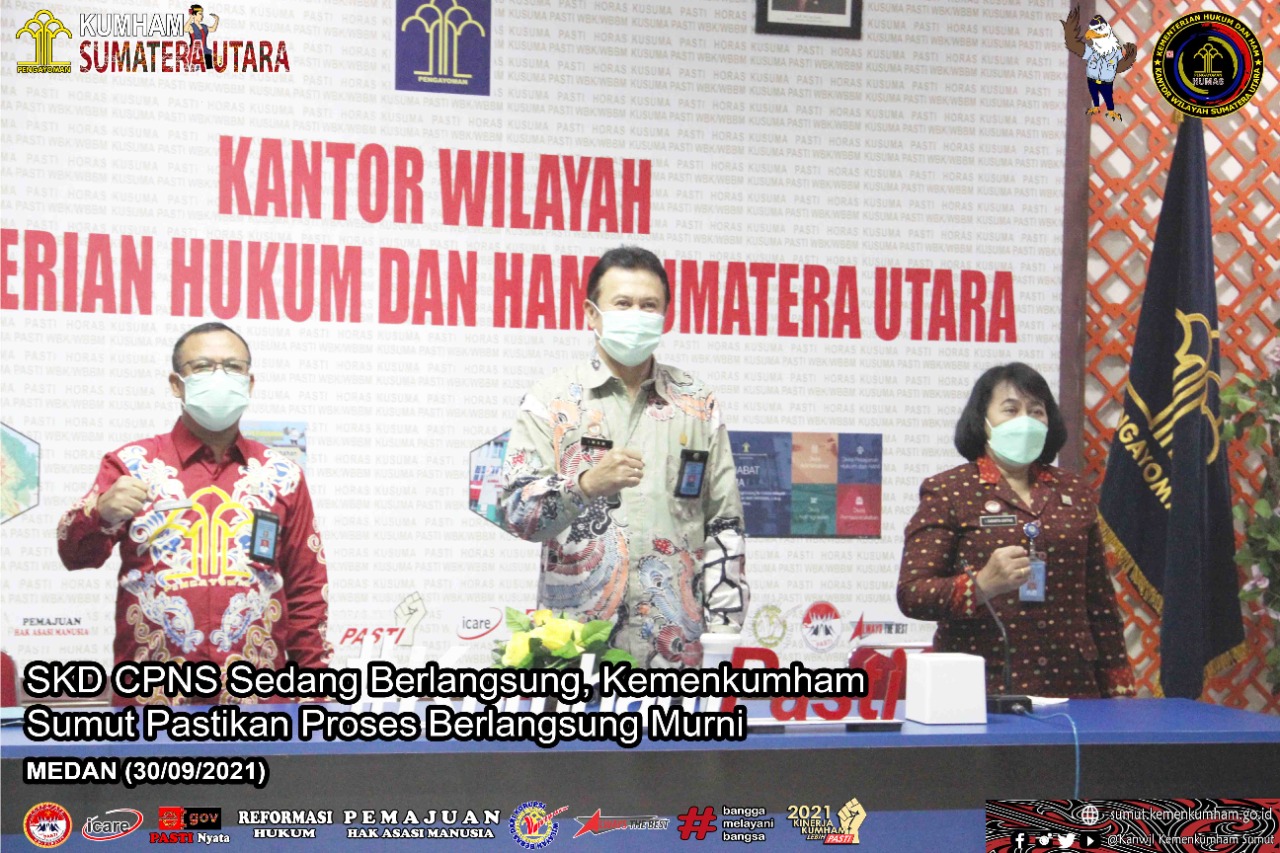 
Medan – Pelaksanaan Seleksi Kompetensi Dasar (SKD) Calon Pegawai Negeri Sipil (CPNS) tahun 2021 Kementerian Hukum dan HAM (Kemenkumham) di Sumatera Utara sedang berlangsung sejak Selasa (28/9). Kantor Wilayah Kemenkumham Sumatera Utara memastikan bahwa setiap prosesnya berlangsung murni. 

“Pelaskanaan ujian CPNS saat ini sedang berjalan, diingatkan agar kita semua menjaga diri tidak memberikan janji-janji. Kita harus buktikan kemurnian yang ada di Kementerian kita dan kita juga harus bisa menjadi panutan bagi instansi lain,” tegas Pembina Apel Pagi Virtual, Sabarita Ginting hari Kamis, (30/9).

Sabarita yang merupakan seorang Analis Keimigrasian Madya menambahkan bahwa Divisi Keimigrasian saat ini juga tengah memonitoring dan mengevaluasi Unit Pelaksana Teknis (UPT) jajaran dalam pelayanan Keimigrasian. Disampaikannya pula bahwa saat ini perjalan internasional sudah kembali berjalan, demi menghindari penyebaran virus varian baru maka seluruh pegawai dihimbau menjaga kesehatan dan tidak lengah menerapkan Protokol Kesehatan Covid-19.

Menutup amanatnya, Sabarita mengingatkan agar laporan B09 segera disiapkan sehingga dapat dilaporkan tepat waktu.”Mari kita sama-sama bekerja,” tutupnya.

Bertempat di Ruang Saharjo, Kepala Kanwil, Imam Suyudi dan Kepala Divisi Pelayanan Hukum dan HAM, Purwanto turut hadir langsung sementara para pegawi bergabung secara virtual. (HUMAS/sowat)

30Sabarita8