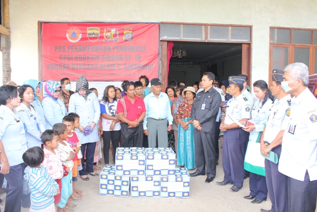 Bapak Kakanwil saat memberikan dukungan dan semangat kepada para pengungsi