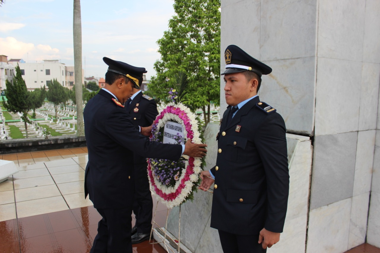 Ziarah makam TMP 9