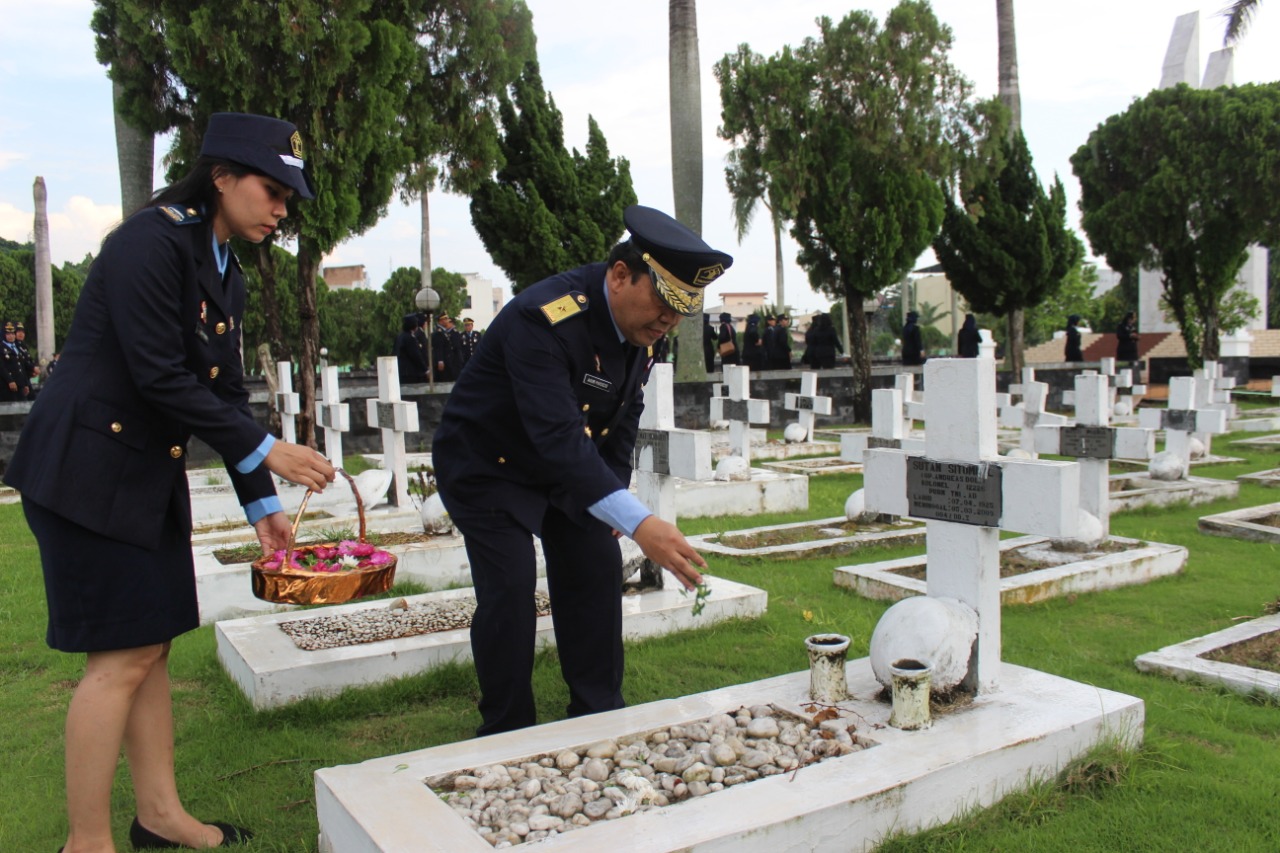 Ziarah makam TMP 9