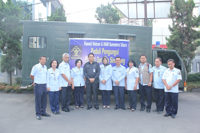 Kepala Kantor Wilayah dan Kadiv Pelayanan Hukum beserta rombongan berpose sebelum berangkat ke Kabanjahe