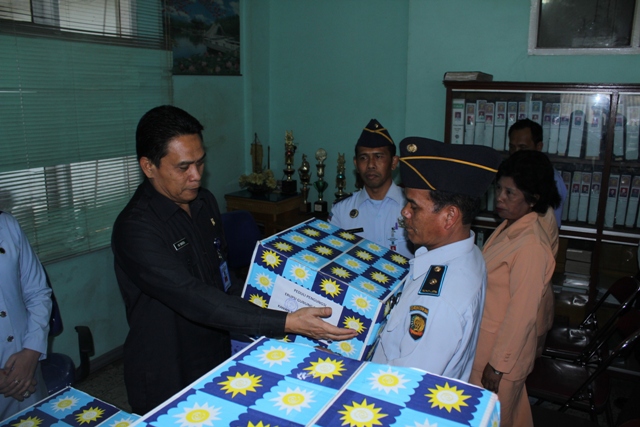 Kepala Kantor Wilayah memberikan bantuan secara sim bolis kepada Petugas PAS Rutan Kabanjahe yang turut menjadi korban erupsi Gunung Sinabung