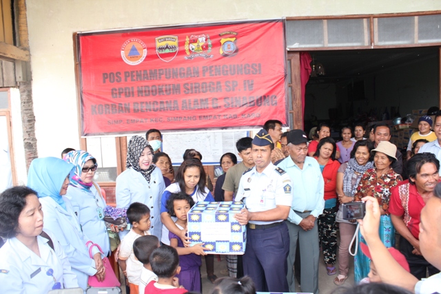 Kepala Rutan Kabanjahe memberikan bantuan secara simbolis kepada perwakilan pengungsi anak-anak