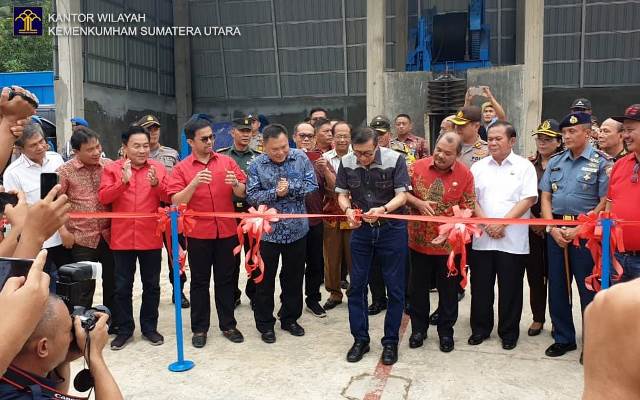 Menkumham Resmikan Galangan Kapal di Nias1