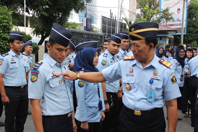 Pengecekan Atribut Dan Pemeriksaan Kerapihan Berpakaian