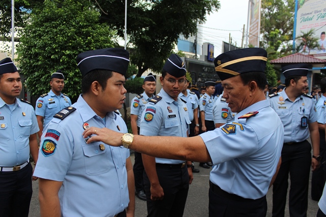 Pengecekan Atribut Dan Pemeriksaan Kerapihan Berpakaian3