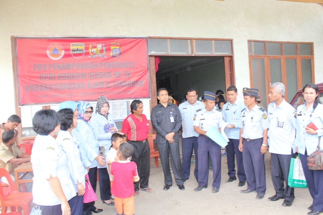 Rombongan bertemu dengan Koordinator Pengungsi di Pos Penampungan Pengungsi GPdI Ndokum Siroga Kecamatan Simpang Empat Kab. Karo