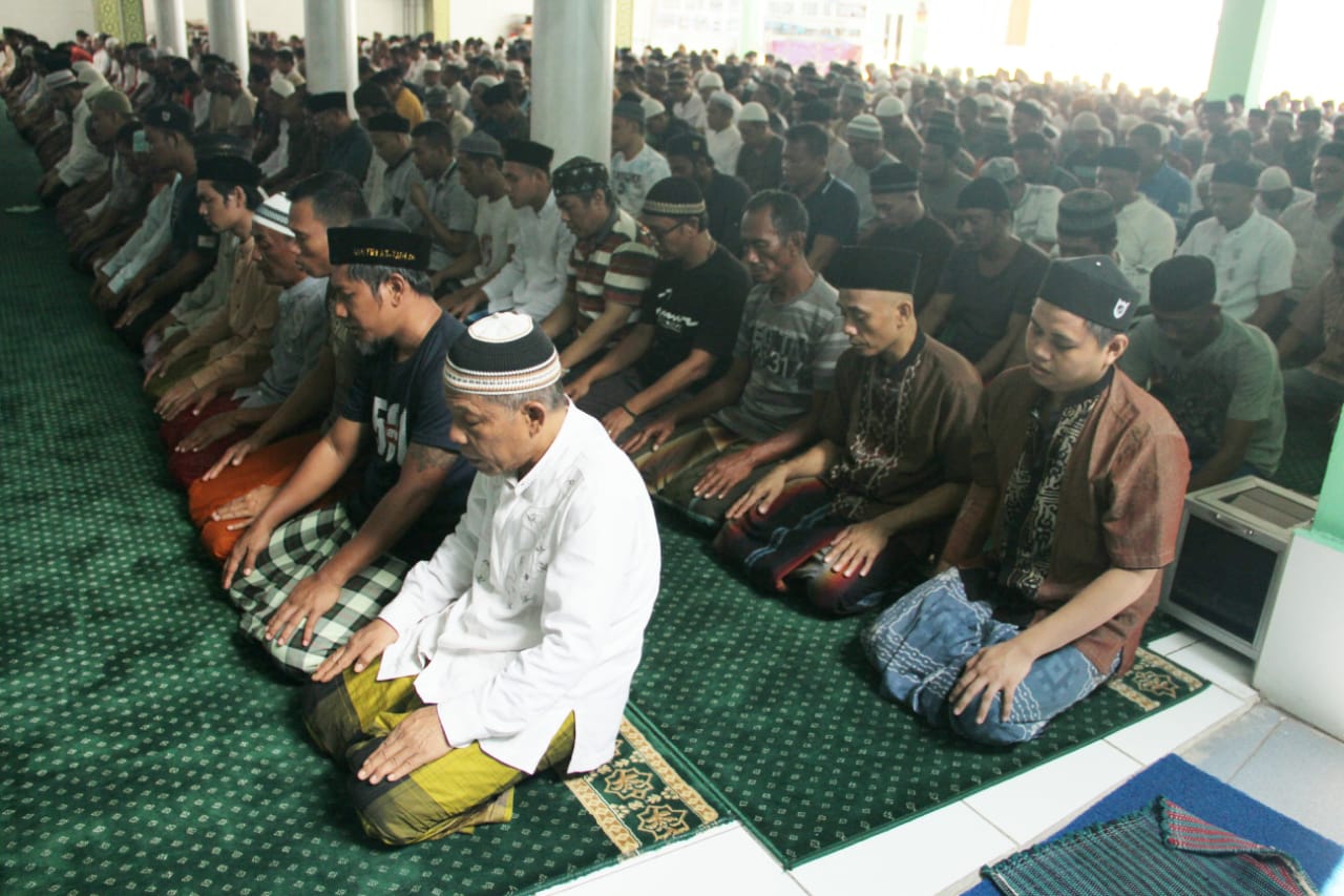 Bangun Silahturahmi dan Komunikasi Dengan WBP, Kakanwil Sholat Jumat