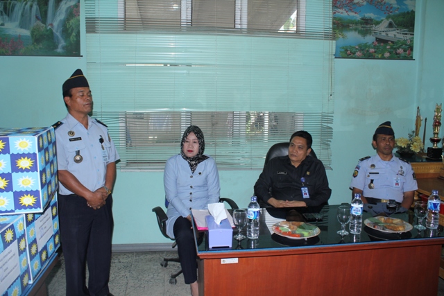 Suasana yang mengharu biru saat  petugas PAS Rutan Kabanjahe korban erupsi mengucapkan terima kasih atas kepedulian rekan rekan pegawai di jajaran Kanwil Sumut