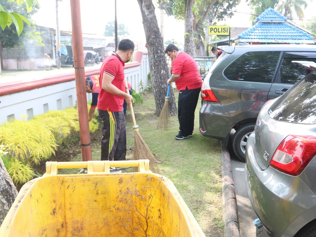 ZZZImam Suyudi Serahkan Bantuan Sosial dan Steling Jualan UMKM9