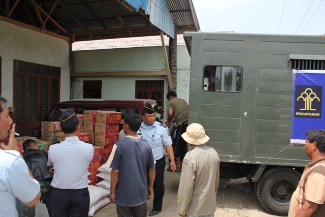 tim menurunkan barang barang bantuan pengungsi