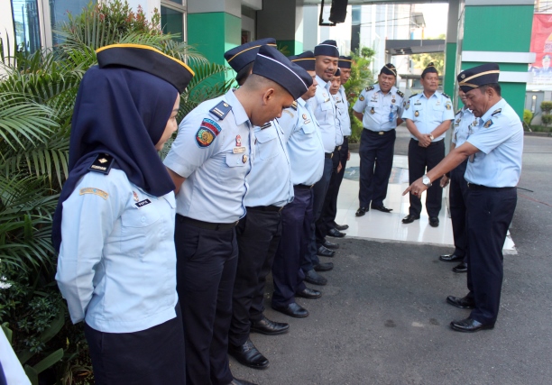 zKadiv Pemasyarakatan Pimpin Pemeriksaan Rutin Kelengkapan Atribut9